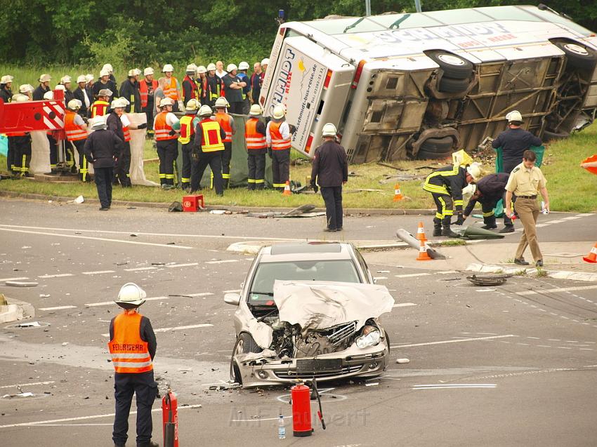 Schwerer Unfall mit Reisebus Lohmar Donrather Dreieck P462.JPG